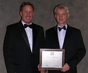 Daniel McGee (left), vice president sales and service, and Dr. Heiko Stegmann, senior scientist of Carl Zeiss SMT, receive the R&D 100 Award from R&D Magazine in recognition of a new breed of electron microscope that allows for further advancements in nanotechnology. (Photo: Business Wire)