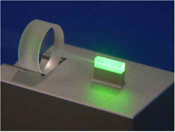 Squeezed light source: a crystal that is illuminated with green light places photons of an infrared laser beam (not visible) in a specific order, thereby reducing the photon noise in that infrared laser.

Image: Roman Schnabel / MPI for Gravitational Physics