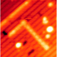 Figure 1: Continuous molecular lines with perpendicular geometries can be drawn on silicon substrates using two different compounds that grow in different directions when they react with the surface atoms.
Reproduced with permission from JACS 129, 1230412309 (2007). Copyright (2007) the American Chemical Society