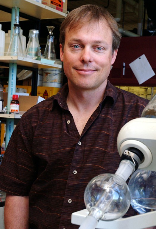 UO chemist Jim Hutchison pushes for green nanotechnology to reduce hazards in ACS Nano
(Photo by John Bauguess)
