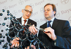 Dr. Wolfgang Plischke, the Board member responsible for research, and Thomas Rachel, Parliamentary State Secretary at the Federal Ministry of Education and Research (BMBF), with a model and a sample of carbon nanotubes.