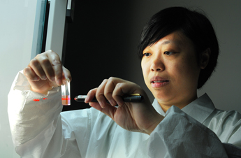 Photo: Jacque Brund

Dr. Qun "Treen" Quo works with gold nanoparticles in her lab.

