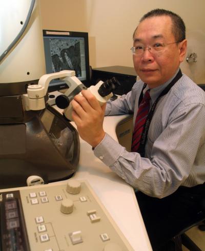 Dr. Franklin Tay, associate professor of endodontics in the Medical College of Georgia School of Dentistry, is studying a new nanotechnology technique to extend the longevity of tooth-colored fillings. Credit: Medical College of Georgia