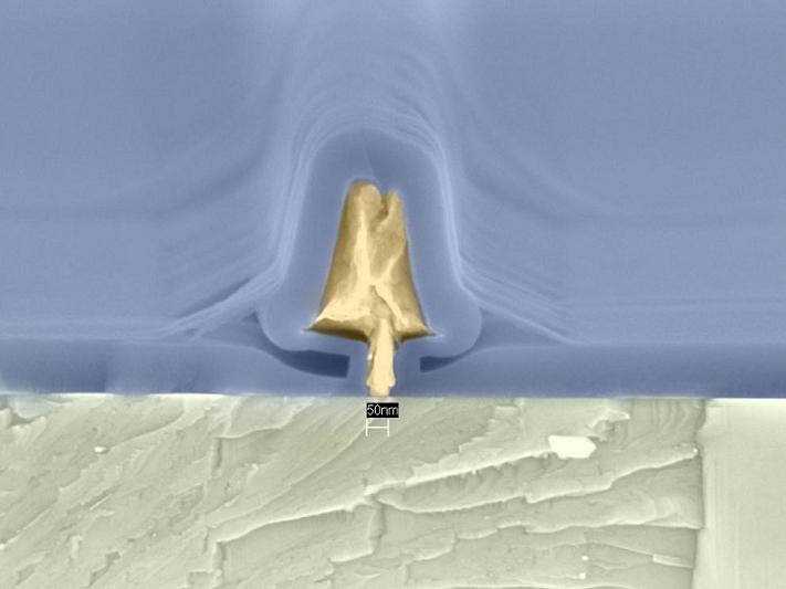 Photo of a transistor cross-section. Such cross-sections are used to characterize the fabrication process. The transistor is wrapped in a passivation film out of silicon nitride (SiN) intended to protect it from the elements (Photo: ETH Zurich).