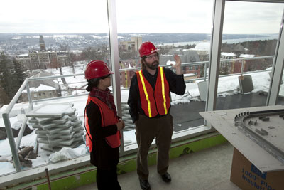 Miyoung Chun, vice president of science programs at the Kavli Foundation, speaks with Paul McEuen, director of the Kavli Institute at Cornell, during a tour of the Physical Sciences Building construction site. Cornell's Kavli Institute will be housed in the new building.  Jason Koski/University Photograpy