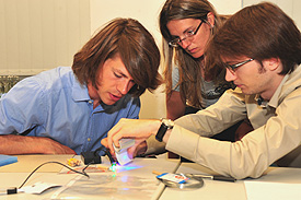 For the international final of the 2010 euspen Challenge, Florian Bhmerman from Germany, Stefania Gasparin from Denmark und Maximilien Dany From the UK (from the left) worked at Carl Zeiss in Jena on an assignment related to optics