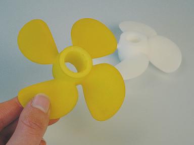 This propeller was dyed yellow in only five minutes at 90 degrees Celsius and 200 bar. At this pressure, the yellow dye powder dissolved in the CO2 which transferred it into the plastic. ( Fraunhofer UMSICHT)