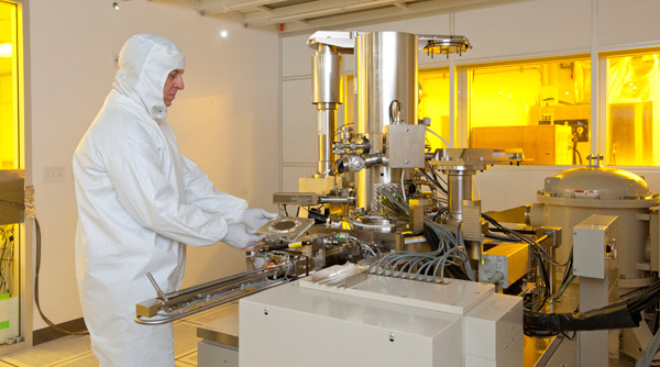 
Photo by L.A. Cicero
Senior research scientist Rich Tiberio prepares to use the JEOL 6300 ebeam lithography system.