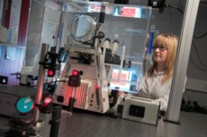 Dr Lara Bogart uses a photothermal microscope to examine live stem cells
