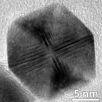 Micrograph showing array of atoms and tetrahedral subunits in a single icosahedral Pt particle