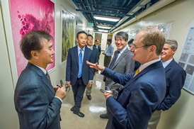 Paul Alivisatos, the newly named Samsung Distinguished Chair in Nanoscience and Nanotechnology, in conversation with Dr. Young Hwan Kim of the Samsung Advanced Institute of Technology, Korea, at Alivisatoss lab on the UC Berkeley campus. A delegation from SAIT visited UC Berkeley Thursday, Aug. 22.Photo by Roy Kaltschmidt, Berkeley Lab