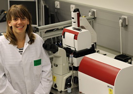 Dr Rosalie Driessen with the JPK NanoTracker optical tweezers system located
at the Leiden Institute of Chemistry