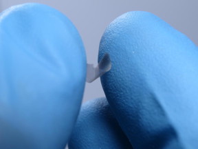 Even though they are less than 100 nanometers thick, the researchers' plates are strong enough to be picked up by hand and retain their shape after being bent and squeezed.
CREDIT: University of Pennsylvania