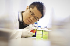 U of T Engineering professor Warren Chan has spent the last decade figuring out how to deliver chemotherapy drugs into tumours -- and nowhere else. Now his lab has designed a set of nanoparticles attached to strands of DNA that can change shape to gain access to diseased tissue.
CREDIT: NSERC
