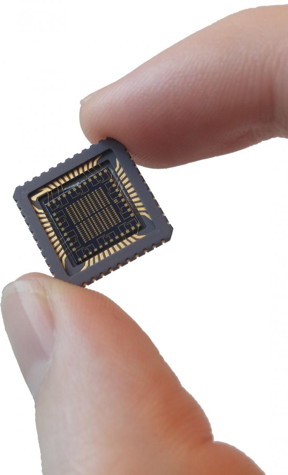 This image shows the experimental chip the researchers used for their measurements.
CREDIT: Arno van den Brink / Eindhoven University of Technology