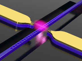Carbon nanotube above a photonic crystal waveguide with electrodes. The structure converts electric signals into light.

Photo: WWU