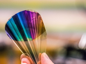 Chalmers' e-paper contains gold, silver and PET plastic. The layer that produces the colours is less than a micrometre thin.
CREDIT: Mats Tiborn