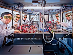 At their sorting machine for Atoms (from left): Dr. Andrea Alberti, Carsten Robens, Prof. Dr. Dieter Meschede, Dr. Wolfgang Alt and Stefan Brakhane.
CREDIT
 Foto: Volker Lannert/Uni Bonn