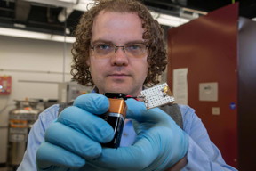 UC graduate student Mark Haase demonstrates the conductivity of carbon nanotube fiber in a battery-powered light.
CREDIT
Joseph Fuqua II/UC Creative Services