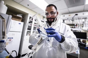 Your knees and your smartphone battery have some surprisingly similar needs, a University of Michigan professor has discovered, and that new insight has led to a 'structural battery' prototype that incorporates a cartilage-like material to make the batteries highly durable and easy to shape.

CREDIT
Evan Doughtry