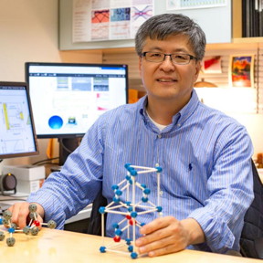 Dr. Kyeongjae Cho, professor of materials science and engineering, and his UT Dallas collaborators developed the fundamental physics of a multi-value logic transistor based on zinc oxide.

CREDIT
University of Texas at Dallas photo