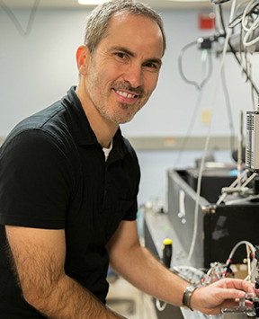 Holger Schmidt has been developing optofluidic chip technology in collaboration with researchers at Brigham Young University, with applications in areas such as biological sensors, virus detection, and chemical analysis. (Photo by C. Lagattuta)