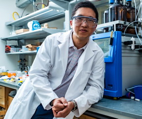 Rice University chemist Han Xiao and his colleagues have discovered a simple method to turn fluorescent tags on and off with visible light by switching one atom.

CREDIT
Jeff Fitlow/Rice University
