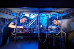 First author Manolo Rivera Lam (left) and principal investigator Dr. Andrea Alberti (right) at the Institute of Applied Physics at the University of Bonn.

CREDIT
 Volker Lannert/Uni Bonn

