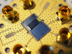 Angled-view photograph of the fully packaged device. The top (mechanical) chip is secured facedown to the bottom (qubit) chip by an adhesive polymer.

CREDIT
Agnetta Cleland