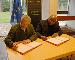 Alejandro Herrero, director of the European Commissions Joint Research Centre Institute for Reference Materials and Measurements (JRC IRMM), and NIST Chemical Science and Technology Laboratory Director Willie May sign a pact in Belgium on Dec. 17, 2007, to advance the development and availability of international measurement standards in the fields of chemistry, life sciences and emerging technologies.

Credit: Doris Florian, JRC IRMM