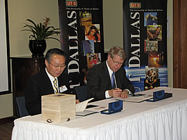 Hanyang University President Chong Yang Kim and UT Dallas President David E. Daniel sign a memorandum of understanding between their universities.