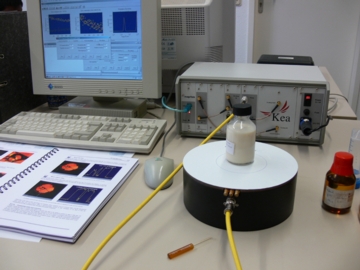 A portable magnetic resonance spectrometer (back right) allows investigations to be performed in the field. The magnet is housed in the circular base (in the foreground).
 Fraunhofer IBMT