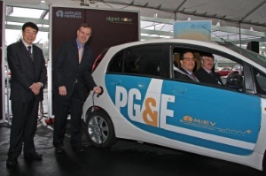 Applied Materials' Chief Technology Officer Mark Pinto (right) and Han Wenke, Director General of the Energy Research Institute of the National Development and Reform Commission (left) demonstrate an electric vehicle powered by solar energy. Passengers include Saul Zambrano, Director, Clean Air Transportation, Pacific Gas and Electric Company (left) and Hal LaFlash, Director, Emerging Clean Technology Policy, Pacific Gas and Electric Company (right).(Photo: Business Wire)