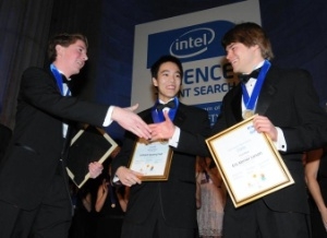 Eric Larson (right), 17, of Eugene, Ore., wins top honors at the 2009 Intel Science Talent Search and a $100,000 scholarship from the Intel Foundation. Larson congratulates second and third place winners William Sun (middle), 17, of Chesterfield, Mo., who received a $75,000 scholarship, and Philip Streich (left), 18, of Platteville, Wis., who received a $50,000 scholarship in America's oldest and most prestigious science competition. (Photo: Business Wire)