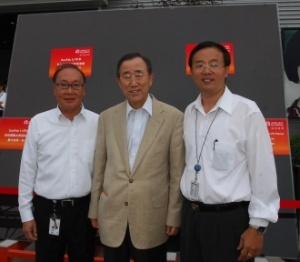 Ban Ki-moon, Secretary-General of the United Nations (center) stands in front of the world's largest thin film solar panel (5.7m2) manufactured by Applied Materials' SunFab production line during a visit to the company's SunFab Solar Module Reliability Testing facility on Saturday. Mr. Ban toured Applied Materials' state-of-the-art solar testing facility in Xi'an, China and met with executives including, Barry Quan the president of Applied Materials China Holding Company (left) and Gang Zou the general manager of Applied Materials Xi'an (right), to discuss the company's leadership in energy efficiency technologies that can help tackle climate change and help China accelerate its emission goals. (Photo: Business Wire)