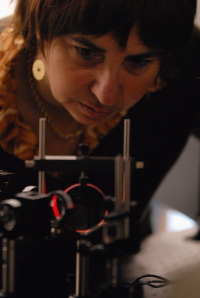 Prof. Luisa De Cola and a light emitting diode (LED) 
Photo: WWU - Grewer