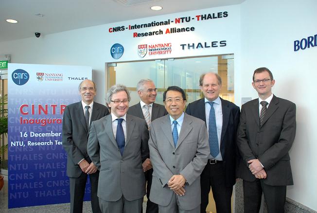 Strengthening the collaborative R&D relationship between Singapore and France. Front row, from left: His Excellency Mr Olivier Caron, Ambassador of France to Singapore; and Dr Su Guaning, President NTU. Back row, from left: Mr Pierre Guillon, Director, Institute for Engineering and Systems Science, CNRS; Mr Patrick Plante, Chief Executive Officer, Thales Technology Centre Singapore; Professor Bertil Andersson, Provost NTU; and Professor Dominique Baillargeat, Director CINTRA. 
