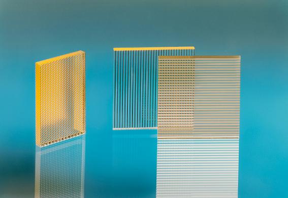 Micro-optical elements bundle and homogenize the light. ( Fraunhofer IOF)