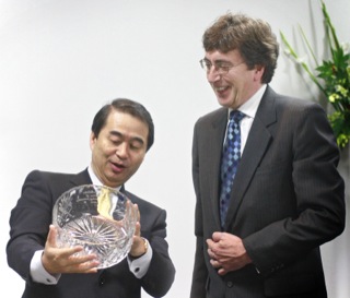 Hisashi Ietsugu, President and CEO of Sysmex Corporation, and Paul Walker, Managing Director of Malvern Instruments, exchanged gifts during a celebration to mark the extension of Malverns direct operations in Japan.