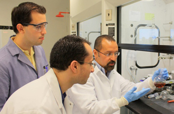 Professor Manuel Perez works with students in his lab. Photo: Courtesy of Manuel Perez