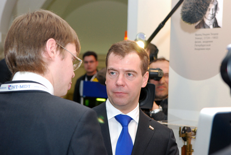 The President of the Russian Federation Dmitry Medvedev and an engineer
of NT-MDT Co. at SOLVER NEXT