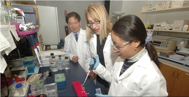 Peixuan Guo, PhD, Dane and Mary Louise Miller Endowed Chair in biomedical engineering with students in his lab at the Vontz Center for Molecular Studies.

Credit: University of Cincinnati