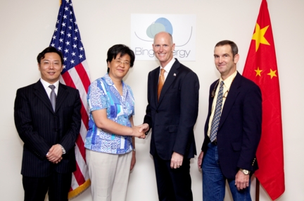 From left to right: Jinhua Ma, the Director of the Rugao Economic Development Zone Management Committee in Jiangsu province, Huijuan Chen, the Vice Mayor of the Nantong City Municipal Peoples' Government in Rugao province, Governor Rick Scott (R-FL), Dean Minardi, chief financial officer of Bing Energy, Inc.
