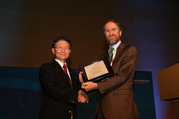 Tsu-Wei Chou, Pierre S. du Pont Chair of Engineering, left, accepts the World Fellow award from Michael Wisnom, president of the Executive Council of the International Committee on Composite Materials.