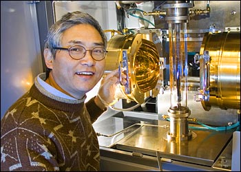 Genda Gu in Brookhavens crystal growth facility, working to produce high-temperature superconducting materials.