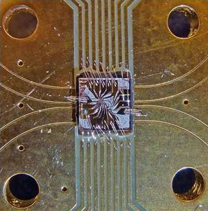 The quantum circuit used in the demonstration is a 3mm x 3mm chip with a 1mm x 1mm diamond in the middle. Credit: Delft University of Technology/UC Santa Barbara.