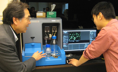 Professor Tuan Vo-Dinh discusses results from his NanoSight NS500
with Dr Hsiangkuo Yuan from his research group.