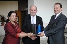 Prof. Rinti Banerjee from the Indian Institute of Technology (IIT) Bombay with Hon Steven Joyce, New Zealands Science and Innovation Minister, and Hans van der Voorn from Izon Science.