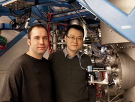 The first to move an atom inside a crystal: Alexander Weismann and Hao Zheng in front of the scanning tunneling microscope
Photo/Copyright: Wimber/CAU