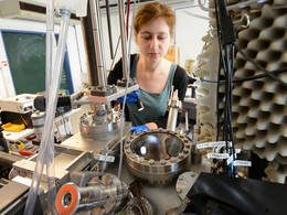 Alissa Wiengarten, PhD student at the TUM Department of Physics, heats a porphine powder in a vacuum chamber.Photo: Thorsten Naeser/Munich-Centre for Advanced Photonics